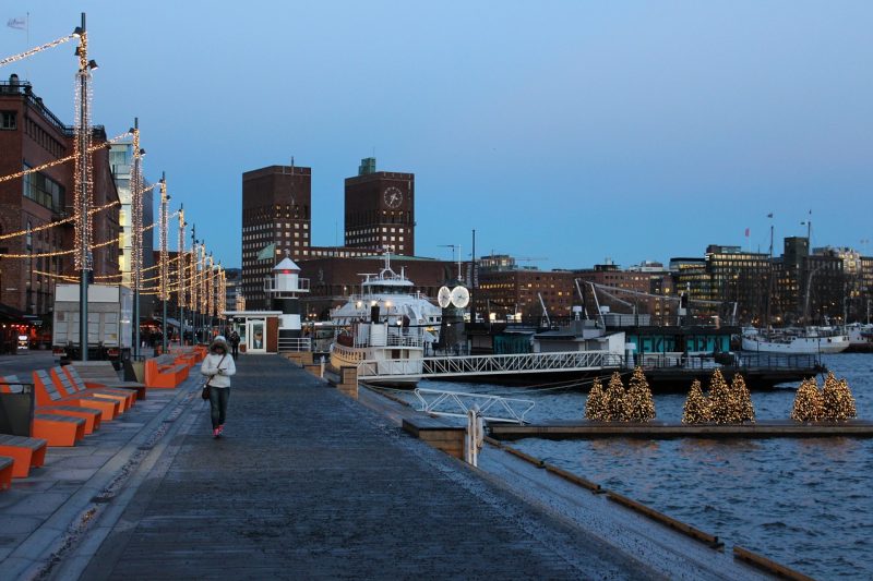 Aker Brygge is a melting pot where people meet, mingle and visit. Oslo´s residents come to shop, eat and drink, perhaps hop on a boat to one of the islands, or just enjoy fresh seafood from the boats by the dock. 