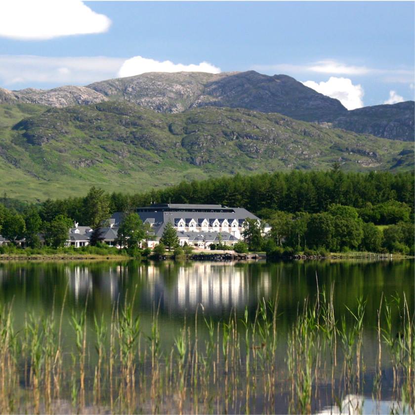 A welcoming resort surrounded by mountains and a lake (Lough Eske). Large, luxurious bedrooms. Irish hospitality. Photo Harvey's Point Donegal Ireland