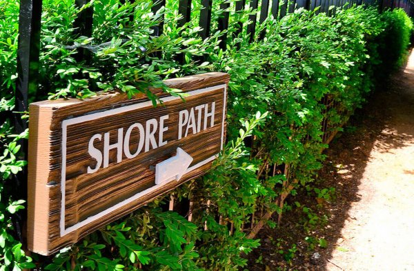 Follow the arrows to Geneva Lake Shore Path for a 21-mile shoreline walk. Photo: Visit Lake Geneva