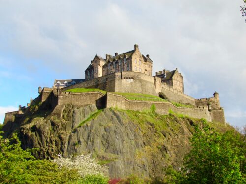 Visit Edinburgh Castles with Your BFFs - Traveling in Heels