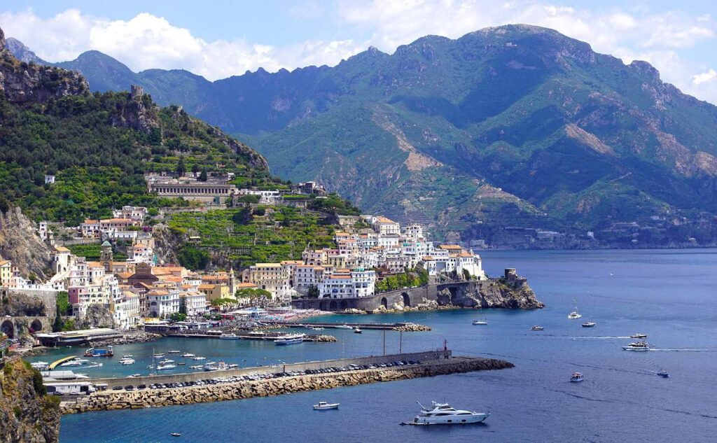 Home to some of the most popular and beautiful coastal towns of Italy, the Amalfi Coast